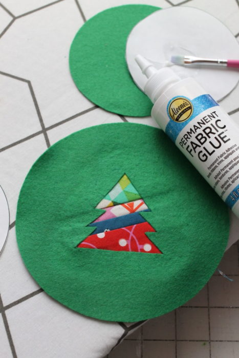 Felt Tree Ornament Tutorial by guest Stephanie of Swoodson Says by popular quilting blog, Diary of a Quilter: image of tree inset with scrappy backing.