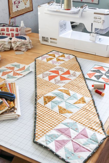 Dutchman's Puzzle free quilt block and table runner tutorial - perfect for fall entertaining