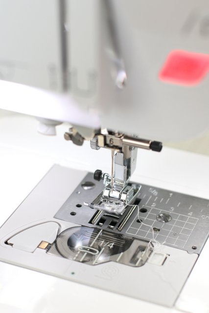 How to change a needle and thread a sewing machine
