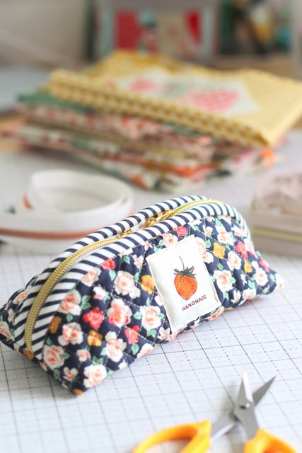 Handmade Bloomberry zipper pouch panel and tutorials by Minki Kim