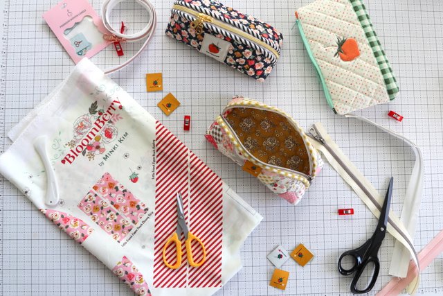 Bloomberry zipper pouch panel and tutorials