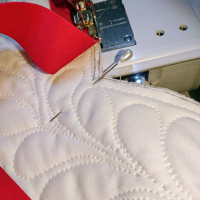 How to Bind a quilt with a Scalloped quilt border