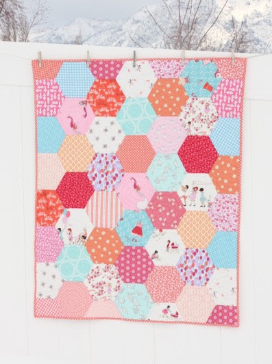 Machine-pieced Hexagon baby quilt using Y-seams