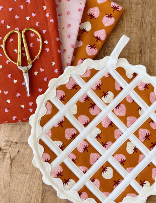 Quilted Lattice Pie-inspired pot holder pattern tutorial from Stacey Lee Creative. Perfect for Thanksgiving gifts!