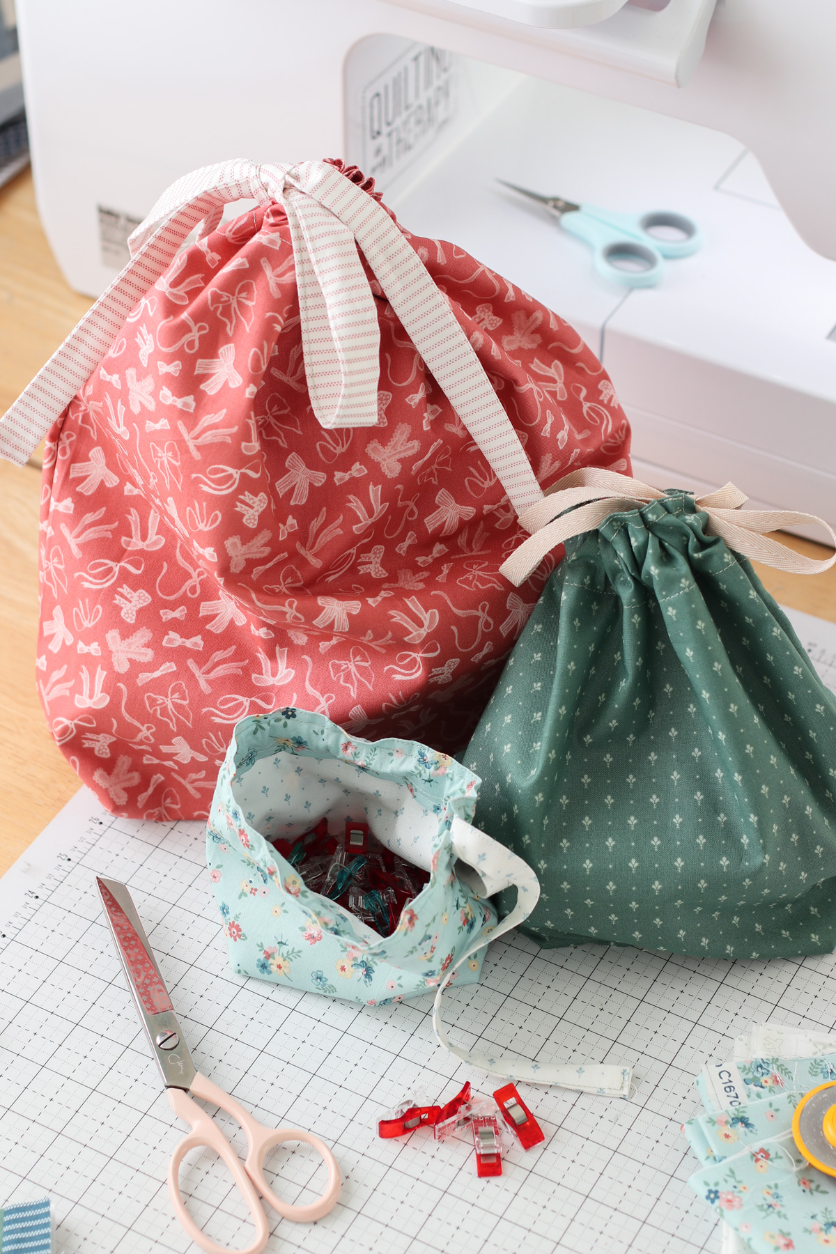 Easy Lined Drawstring Bag Tutorial in 3 Sizes - Diary of a Quilter - a ...