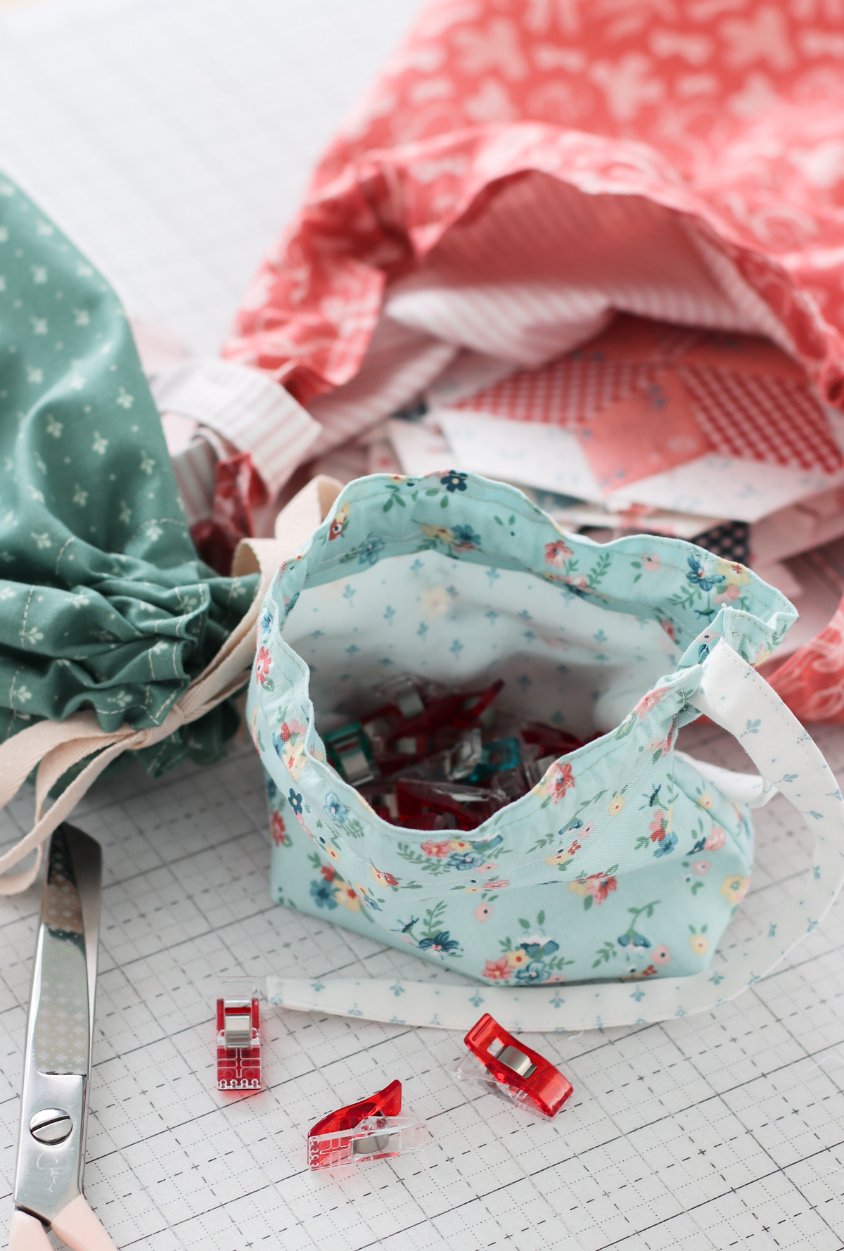 Easy Lined Drawstring Bag Tutorial in 3 Sizes - Diary of a Quilter - a ...