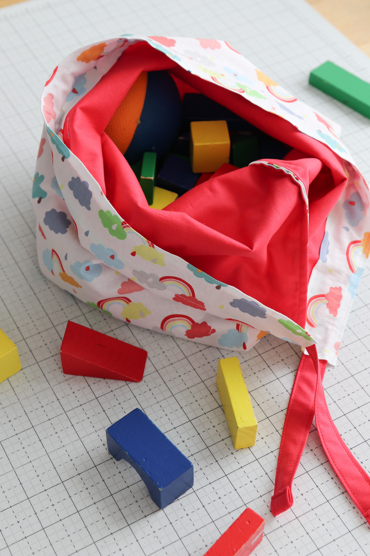 Easy Lined Drawstring Bag Tutorial in 3 Sizes - Diary of a Quilter - a ...